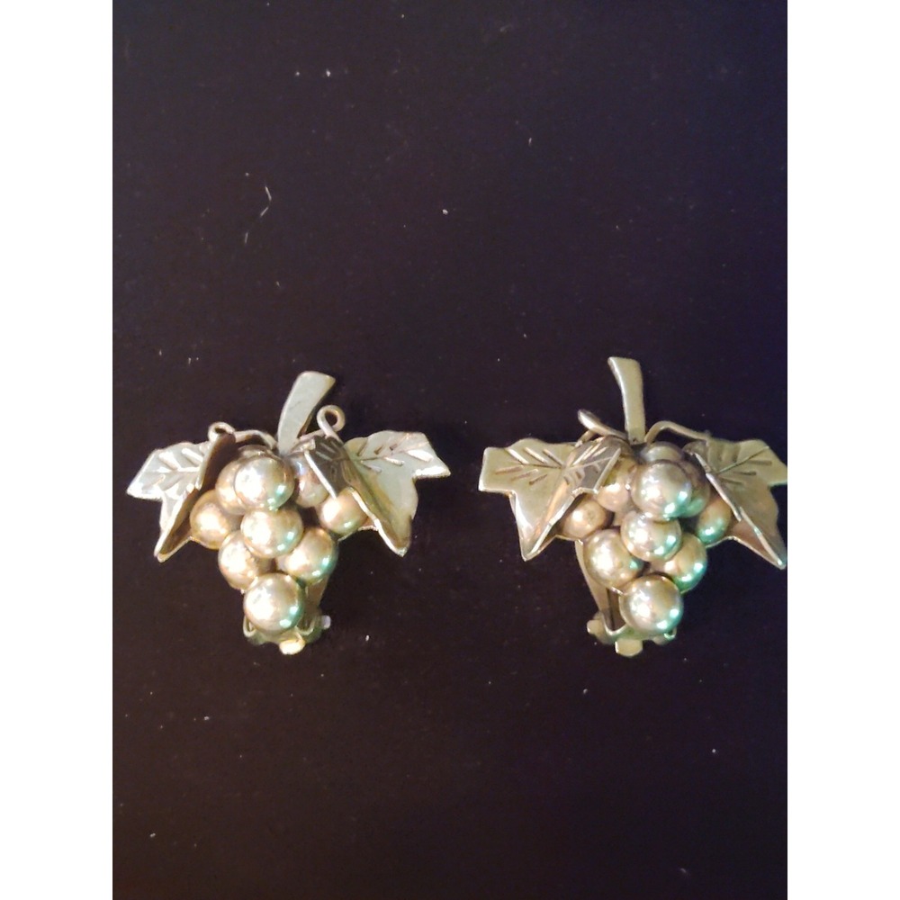 TAXCO STERLING EARRINGS SHAPED LIKE A GRAPE CLIP.On